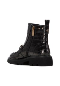 Botas de tobillo de cuero negro con relieve de cocodrilo, suela gruesa, cremalleras laterales y acentos de hardware dorado. Acabado texturizado y tira de agarre.