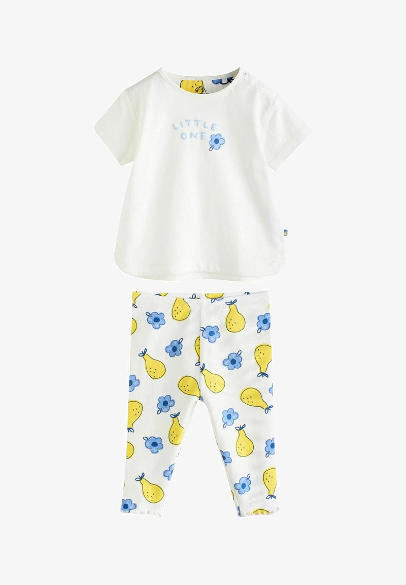 Tenue blanche pour bébé avec un haut à manches courtes indiquant "LITTLE ONE" et une fleur bleue, associée à un legging blanc imprimé de poires jaunes et de fleurs bleues.