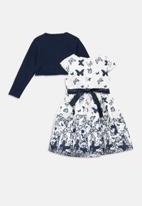 Kahepoolsed rõivad, mis koosnevad säravsinisest pika varrukaga ülaosast ja valgest kleidist tumesiniste liblikamustritega, mis on seotud sama värvi vööga.