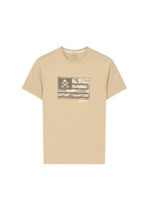 Camiseta beige de manga corta con una gráfica de bandera camuflada desgastada, un ícono de herramientas cruzadas y el texto "HARPER" en el pecho.