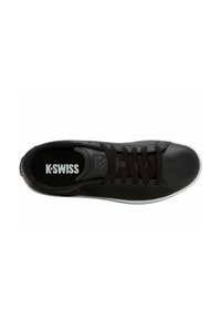 Černé kožené sportovní boty s plochou podrážkou, kulatou špičkou a hnědými tkaničkami. Obsahují polstrovanou černou stélku a logo K-Swiss.