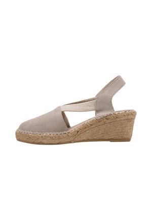Sandalia espadrille beige de ante con cuña, suela de yute trenzado y tira elástica en el talón.
