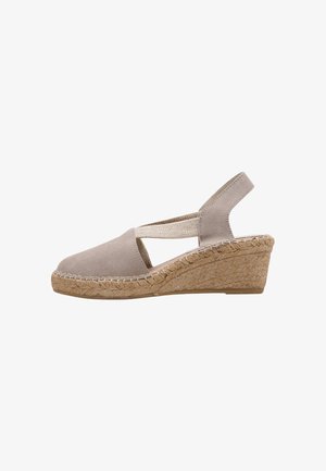 Sandalia espadrille beige de ante con cuña, suela de yute trenzado y tira elástica en el talón.