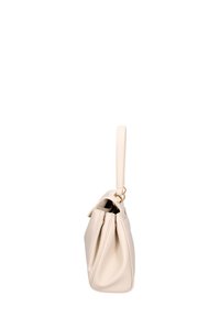 Borsa a tracolla in pelle beige con design a pieghe, tracolla sottile e dettagli in metallo dorato. Presenta una texture liscia e una forma strutturata.