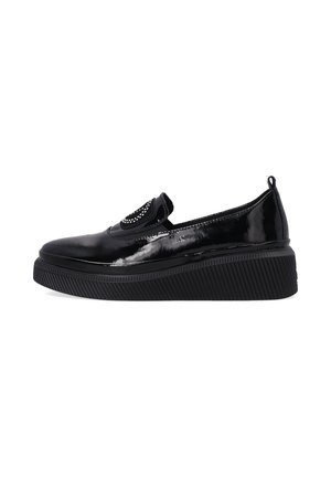 Chaussures noires en cuir verni à enfiler avec une semelle plate-forme texturée. Possède un accent décoratif avec des strass sur le dessus.