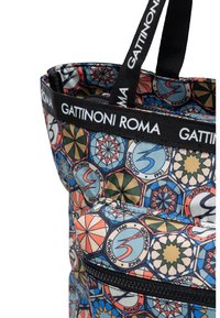 Borsa a tracolla colorata con motivi geometrici in blu, arancione e verde. Tessuto resistente con manici neri e scomparto con zip.