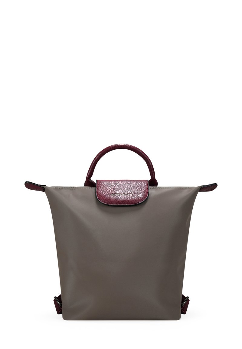 Mochila impermeable gris con una solapa texturizada en color marrón burdeos, doble asa superior y correas ajustables. Diseño minimalista sin herrajes visibles.