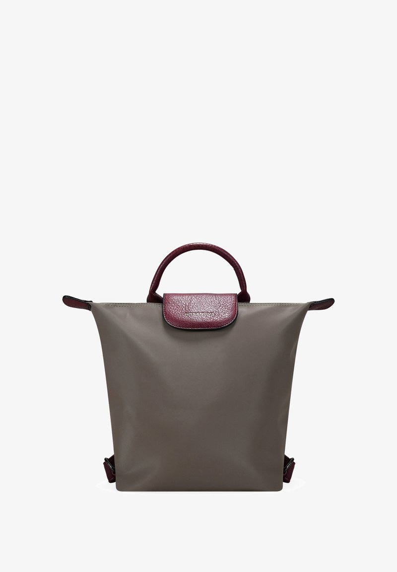 Mochila impermeable gris con una solapa texturizada en color marrón burdeos, doble asa superior y correas ajustables. Diseño minimalista sin herrajes visibles.