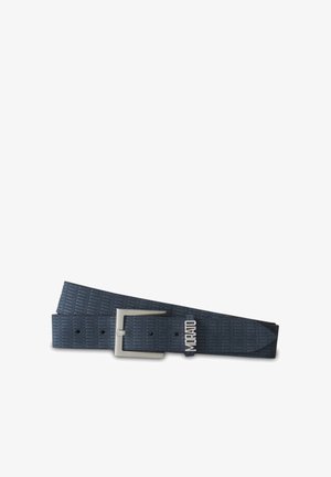 Marineblauwe leren riem met textuur, zilverkleurige rechthoekige gesp en een zilverkleurig "MORATO" merklabel nabij het puntige uiteinde.