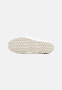 Hvit sneaker såle med teksturert bikubemønster. Holdbar gummikonstruksjon, flat form og totalt jevn finish.