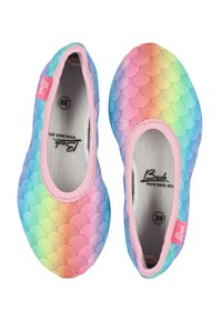 Ein Paar farbenfrohe Kinderschlupfschuhe mit pinkem Rand, die ein Regenbogen-Meerjungfrauen-Schuppenmuster aufweisen und die Größenmarkierung 29 im Inneren haben.