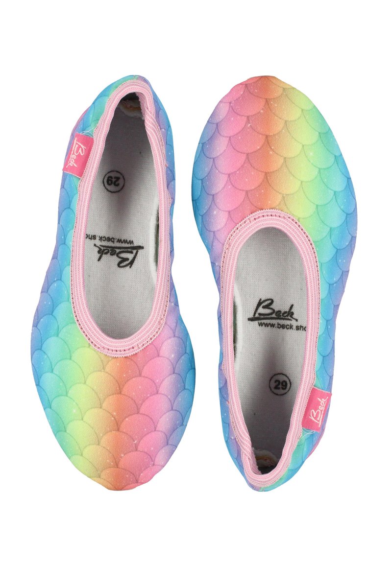 Ein Paar farbenfrohe Kinderschlupfschuhe mit pinkem Rand, die ein Regenbogen-Meerjungfrauen-Schuppenmuster aufweisen und die Größenmarkierung 29 im Inneren haben.