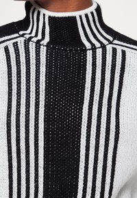 NA-KD Sweter