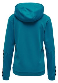 Turkos zip-up hoodie i texturerat tyg, med svarta och vita randiga detaljer längs ärmarna och en figurnära mudddesign.