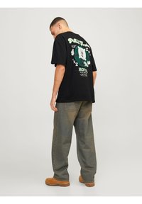 Jack & Jones - JORTOAST TEE CREW NECK - Apdrukāts T-krekls - black Miniatūras attēls 1