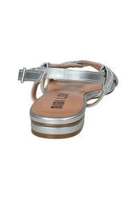 Sandalo argento con design a strap intrecciati, soletta imbottita con il nome del marchio e tacco impilato a contrasto.