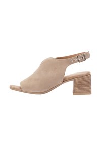 Beige velúr, nyitott orrú, csatos magassarkú cipő, amely blokk sarkú, állítható bokapánttal és sima felülettel rendelkezik.