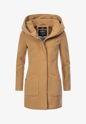 Tan fleece jas met een grote capuchon, twee frontzakken en subtiele merkdetails. Soepele textuur en getailleerde pasvorm. Gevoerd interieur met zichtbaar patroon.