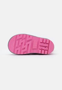 Suola in gomma rosa con motivo di presa testurizzato e dettaglio del logo. Bordi arrotondati con una leggera curvatura, progettati per il comfort e la trazione.