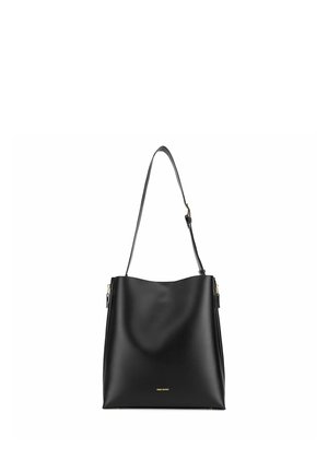 Schwarze Leder-Umhängetasche mit verstellbarem Riemen, goldfarbenen Beschlägen und kleinem goldfarbenen Markenlogo, das mittig nahe dem unteren Rand platziert ist.