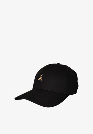 Cappellino da baseball nero con piccolo emblema d'insetto dorato sulla parte anteriore, visiera curva e design strutturato a sei pannelli.