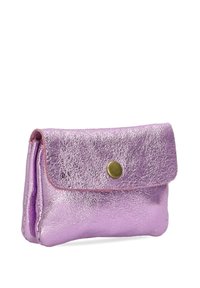 Cartera de imitación cuero metálico púrpura con una solapa redondeada, cierre a presión dorado y costuras visibles a lo largo de los bordes. Forma compacta y rectangular.