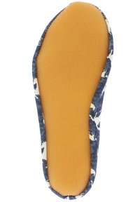 Navy-blauer Innensohle mit einem beigen Tierdruckdesign auf Stoff und einer weichen, strukturierten orangen Schaumstoffbasis, gewölbte Kanten für eine konturierte Form.