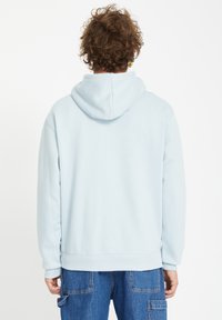 Haut à capuche en coton bleu clair avec cordon de serrage, poignets et ourlet côtelés. Design simple, offrant une coupe décontractée et une poche kangourou à l'avant.