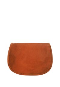 Brun läderclutch med rundad form, synlig söm längs kanterna och en slät yta. Ingen hårdvara eller ytterligare detaljer.