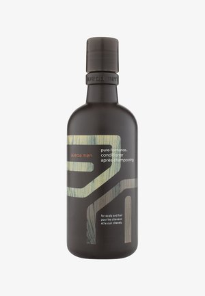 Balsamo Aveda Men pure-formance in una bottiglia di plastica marrone scuro con accenti verdi e arancioni, caratterizzato da un design testurizzato e un tappo a pompa.