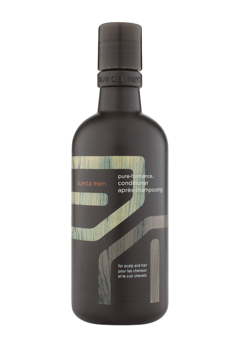 Après-shampoing Aveda Men pure-formance dans une bouteille en plastique marron foncé avec des accents verts et orange, présentant un design texturé et un couvercle à pompe.