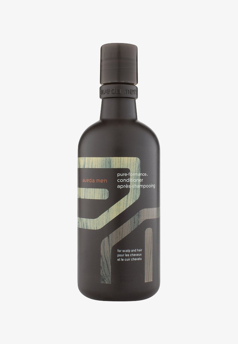 Balsamo Aveda Men pure-formance in una bottiglia di plastica marrone scuro con accenti verdi e arancioni, caratterizzato da un design testurizzato e un tappo a pompa.