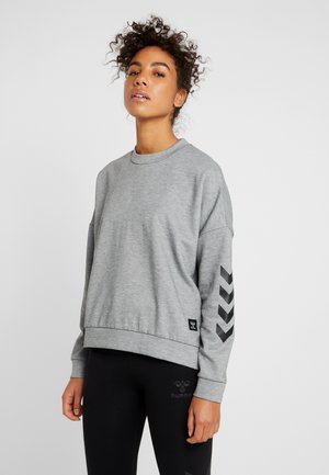 Grå sweatshirt med rund hals, lange ærmer og sorte chevron-detaljer på ærmerne. Fremstillet af blødt, tekstureret stof.