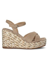 Sandalias de cuña de ante beige con un diseño de tiras cruzadas, que cuentan con un tacón de yute trenzado y una correa ajustable para el tobillo con hebilla plateada.