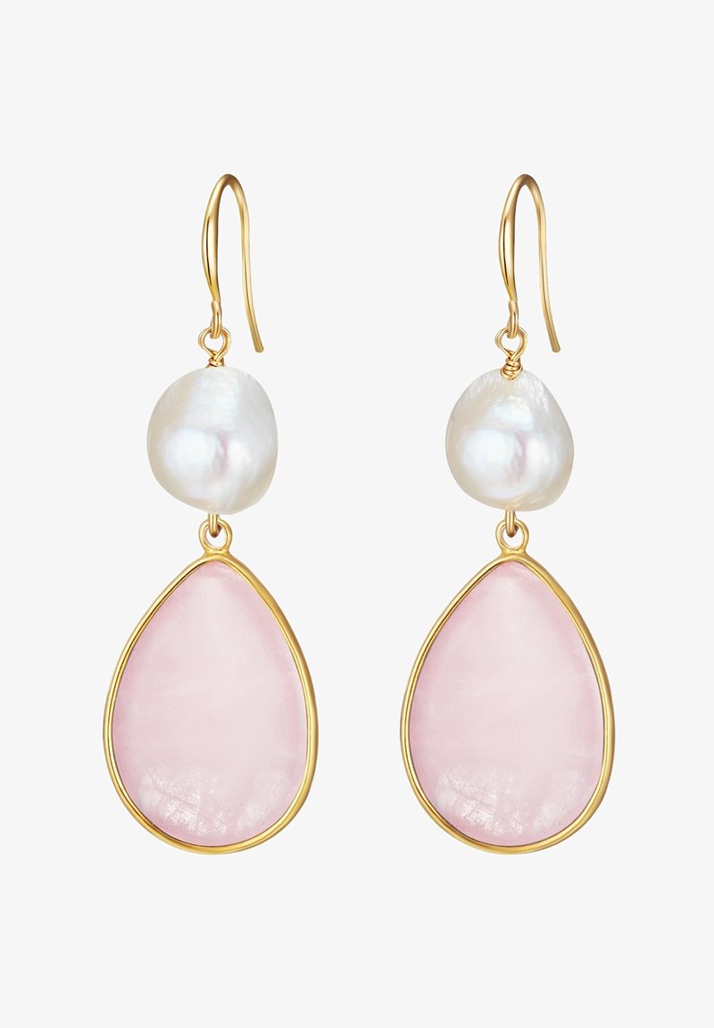 Kuldse tooniga ripats-kõrvarõngad, millel on suure valge pärli ülaosas ja roosa tilkšoletus all, sileda tekstuuri ja poleeritud viimistlusega.