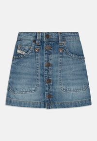 Denim mini krilo v svetlo modri barvi z zapiranjem spredaj na pet gumbov, dvema stranskima žepoma in vidnimi šivi.