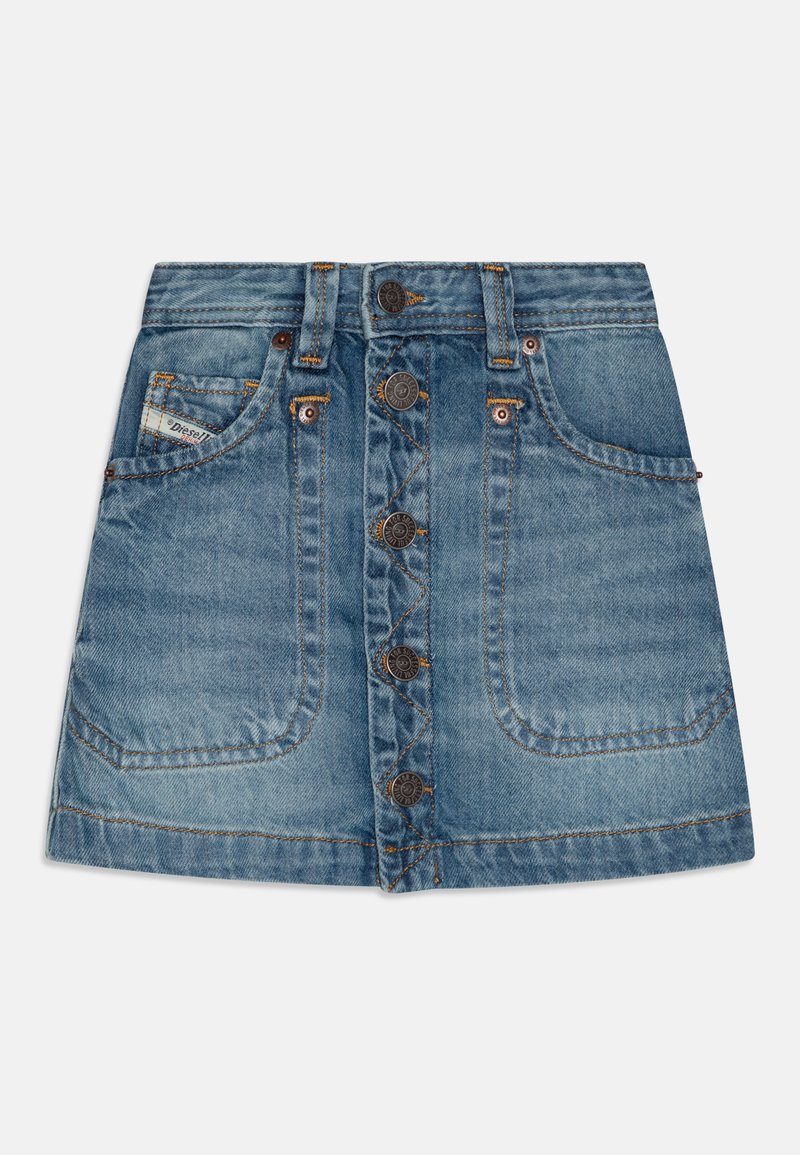 Denim mini krilo v svetlo modri barvi z zapiranjem spredaj na pet gumbov, dvema stranskima žepoma in vidnimi šivi.