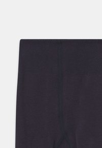 Leggings viola scuro con una cintura testurizzata, tessuto liscio e una finitura pulita. Presenta una cucitura che corre lungo il centro.