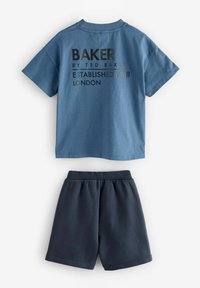 Zils kokvilnas T-krekls ar melnu tekstu "BAKER BY TED BAKER ESTABLISHED 1988 LONDON" un atbilstošas tumši pelēkas šorti ar elastīgu jostu.