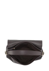 Bruine lederen handtas met een gestructureerde vorm, vouwwas en een binnenzak. Goudkleurige hardware accentueert het ontwerp.