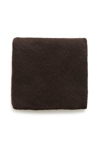 Mørkebrun tæppe lavet af blødt filtmateriale, med rektangulær form og en struktureret overflade med færdige kanter.