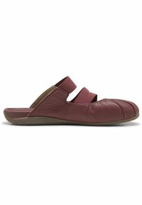 Slip-on επίπεδη μύτη mule με στρογγυλεμένη μύτη, δύο ελαστικούς ιμάντες, μπορντό δερμάτινο πάνω μέρος και ταμπά λαστιχένια σόλα, εμφανίζεται πλαγίως σε λευκό φόντο.