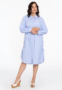Gestreiftes Hemdkleid in Hellblau und Weiß, mit durchgehender Knopfleiste, langen Ärmeln und Raffung an den Seiten.