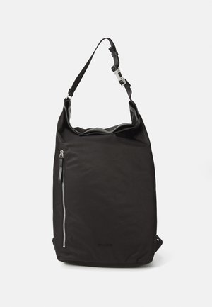 Schwarze Stofftasche mit großer Öffnung, verstellbarem Gurt, seitlichem Reißverschlussfach und strukturiertem Oberflächen. Minimalistisches Design ohne sichtbare Logos.