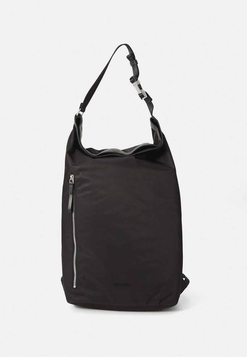 Zwarte stoffen tas met een grote opening, verstelbare schouderband, zijvak met rits en een gestructureerd oppervlak. Minimalistisch ontwerp zonder zichtbare logo's.