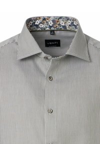 Jasnoszara w białe paski nowoczesna koszula z długim rękawem z kwiatowym wykończeniem wewnątrz kołnierzyka, z zapięciem na guziki i kołnierzykiem typu spread.