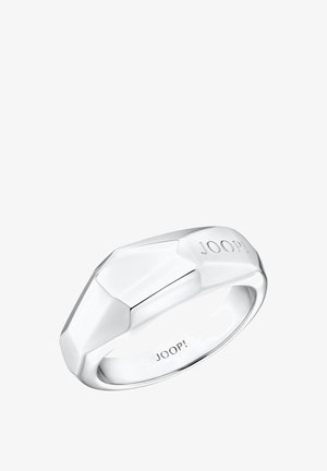 Srebrny pierścionek o geometrycznym, fasetowanym wzorze. Posiada polerowane wykończenie oraz wygrawerowane detale z logo. Gładka tekstura i zaokrąglone wnętrze.