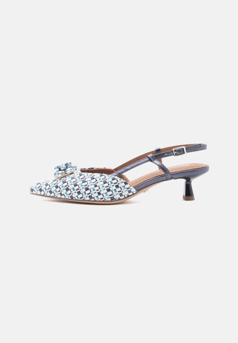 Chaussure slingback en tissu tissé avec un orteil pointu, motif bleu et blanc, et une petite boucle décorative, dotée d'un petit talon.