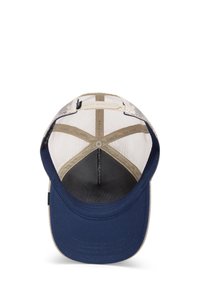 Gorra de marina con frente sólido y parte trasera de malla. Presenta un visera curvada y cierre ajustable a presión. Interior forrado con un material ligero.