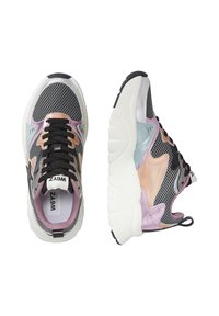 Sneaker grigio a rete con accenti sintetici multicolori in rosa, rame e blu. I lacci neri e una suola bianca spessa aggiungono contrasto.